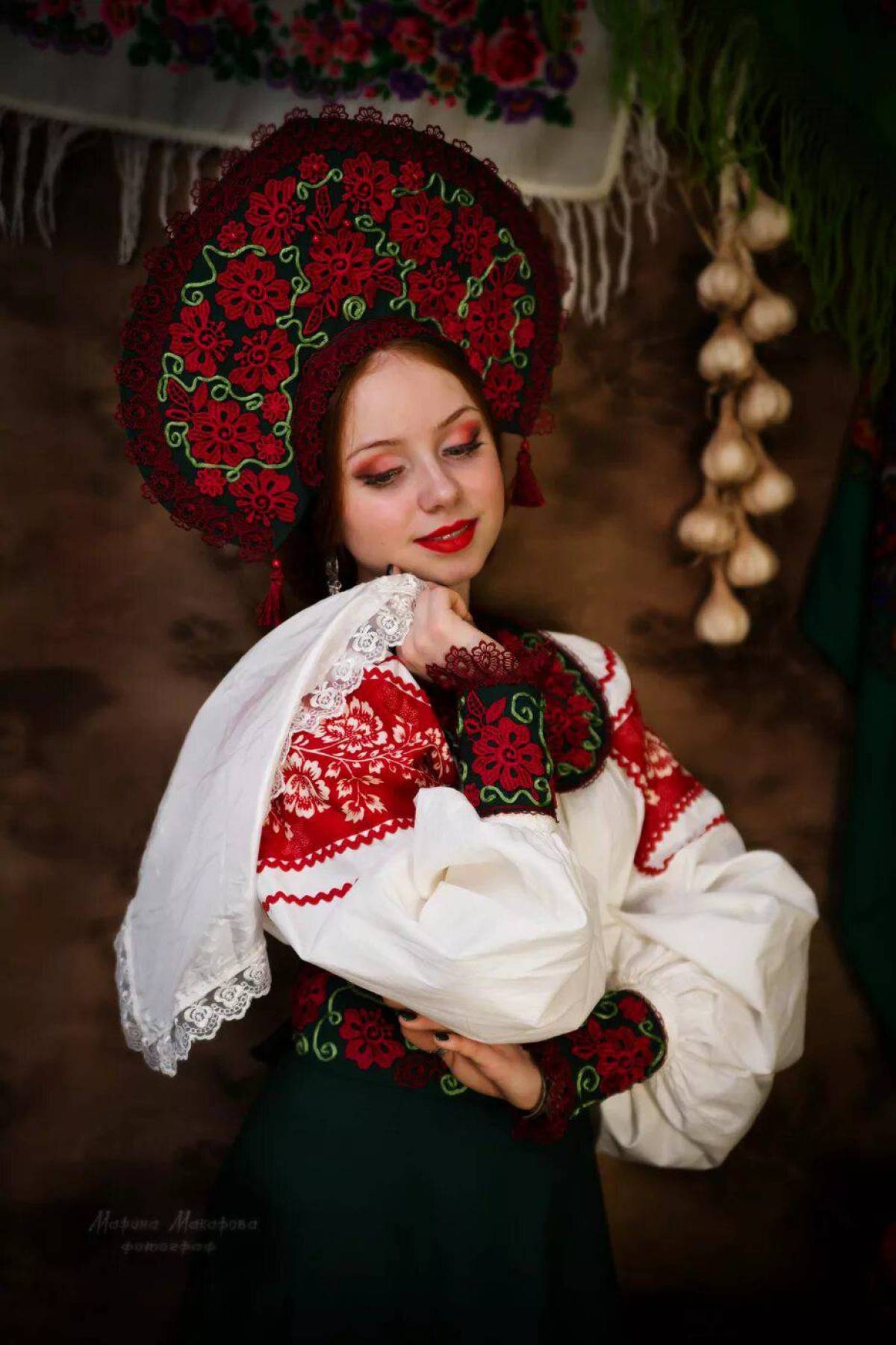 Take a pause and enjoy Women in Slavic costumes — streaming from Nizhny Novgorod