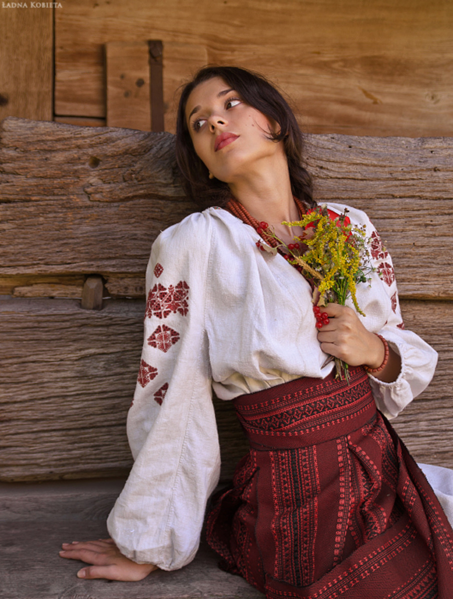 Girls in Slavic costumes in Nizhny Novgorod