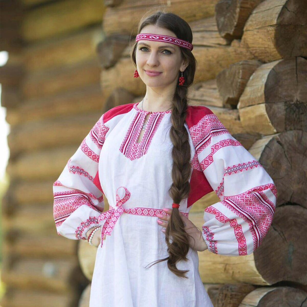Girls in Slavic costumes in Nizhny Novgorod