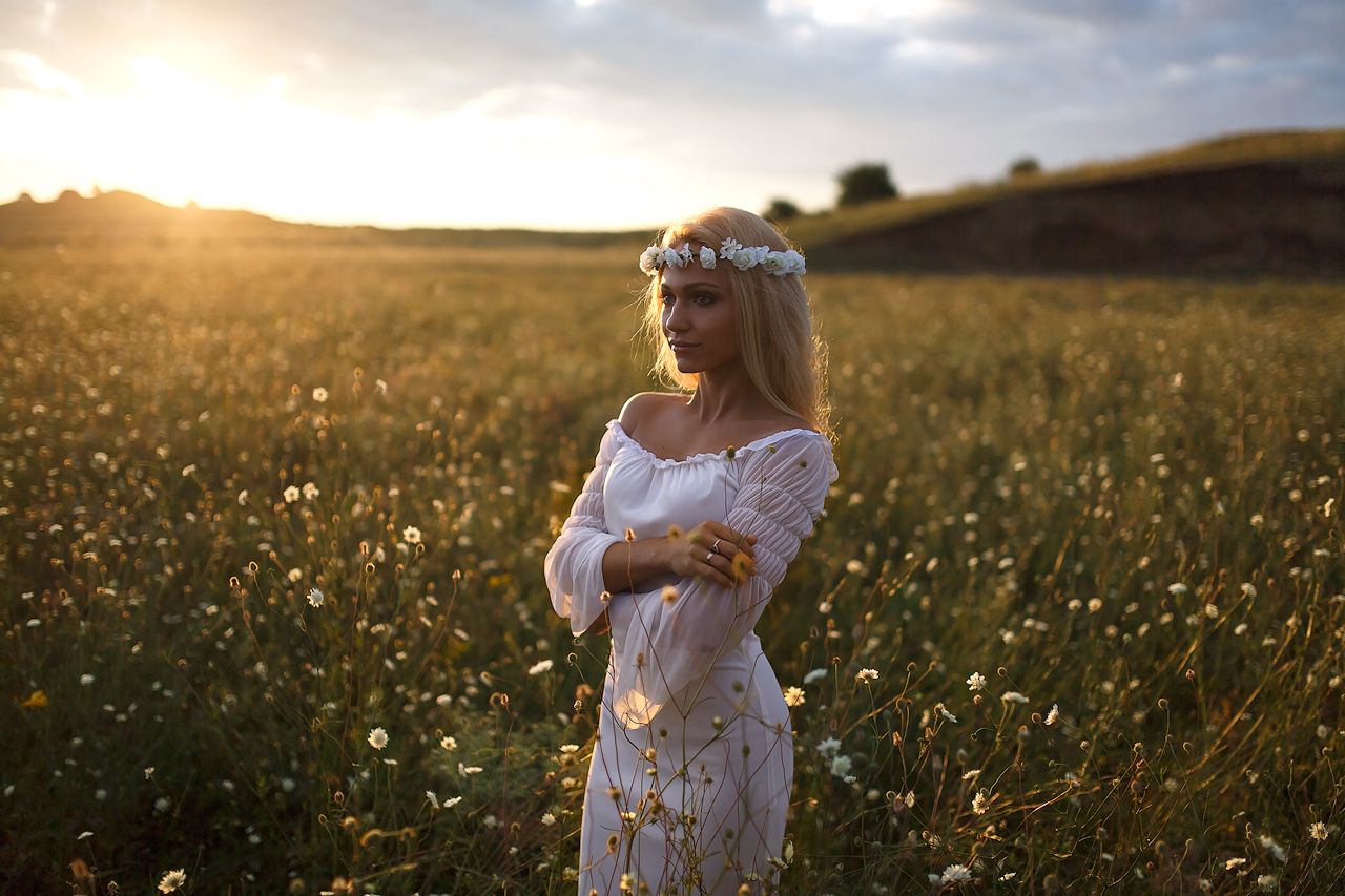 Girls in Slavic costumes in Nizhny Novgorod