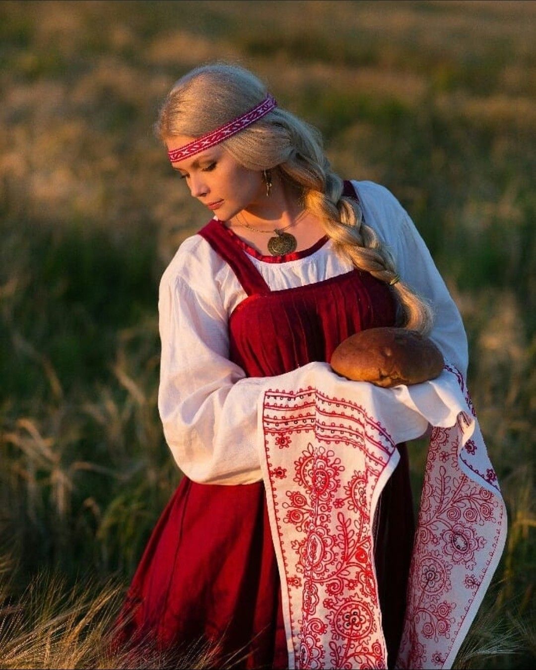 Girls in Slavic costumes in Nizhny Novgorod