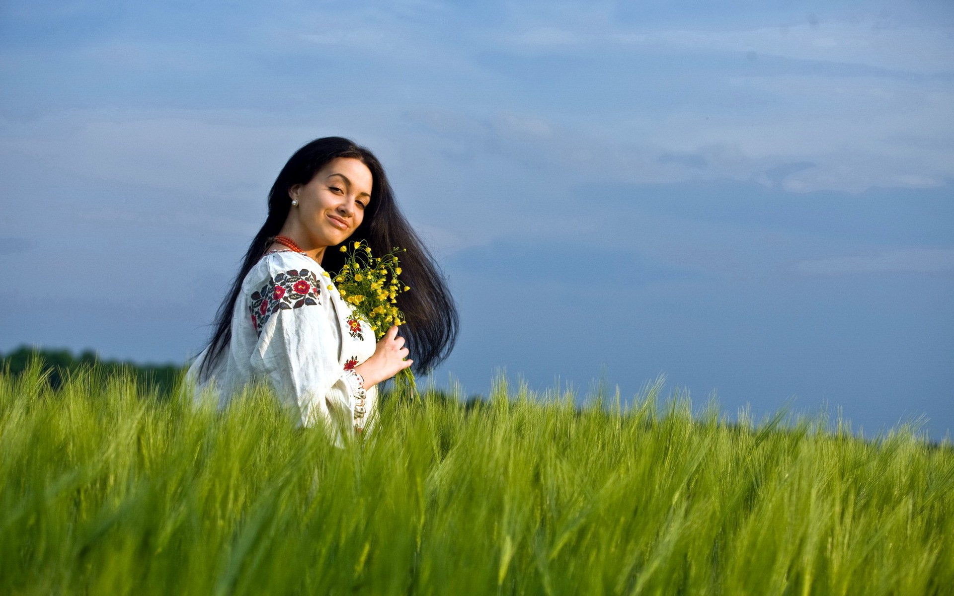 Girls in Slavic costumes in Nizhny Novgorod
