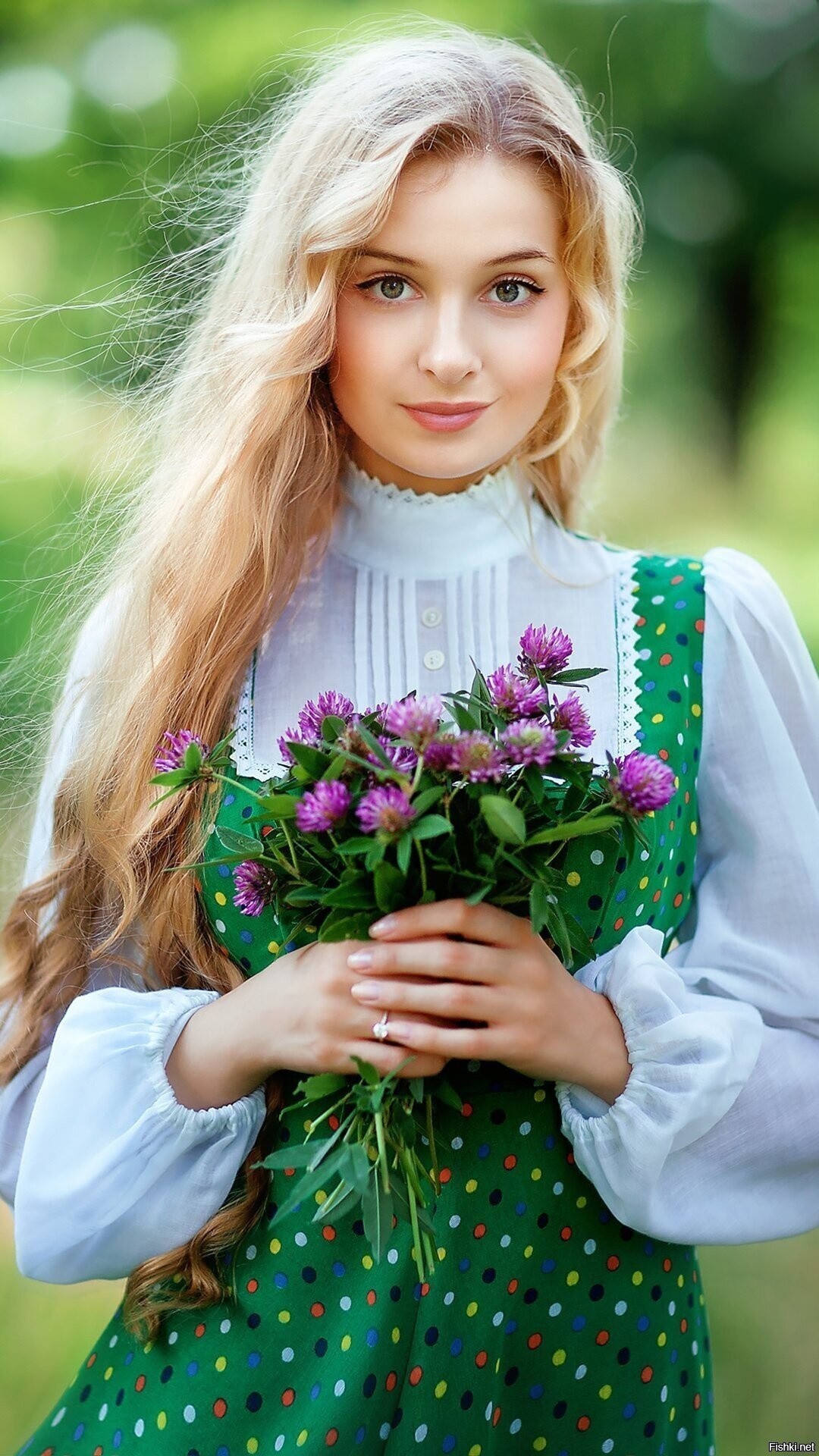 Girls in Slavic costumes in Nizhny Novgorod