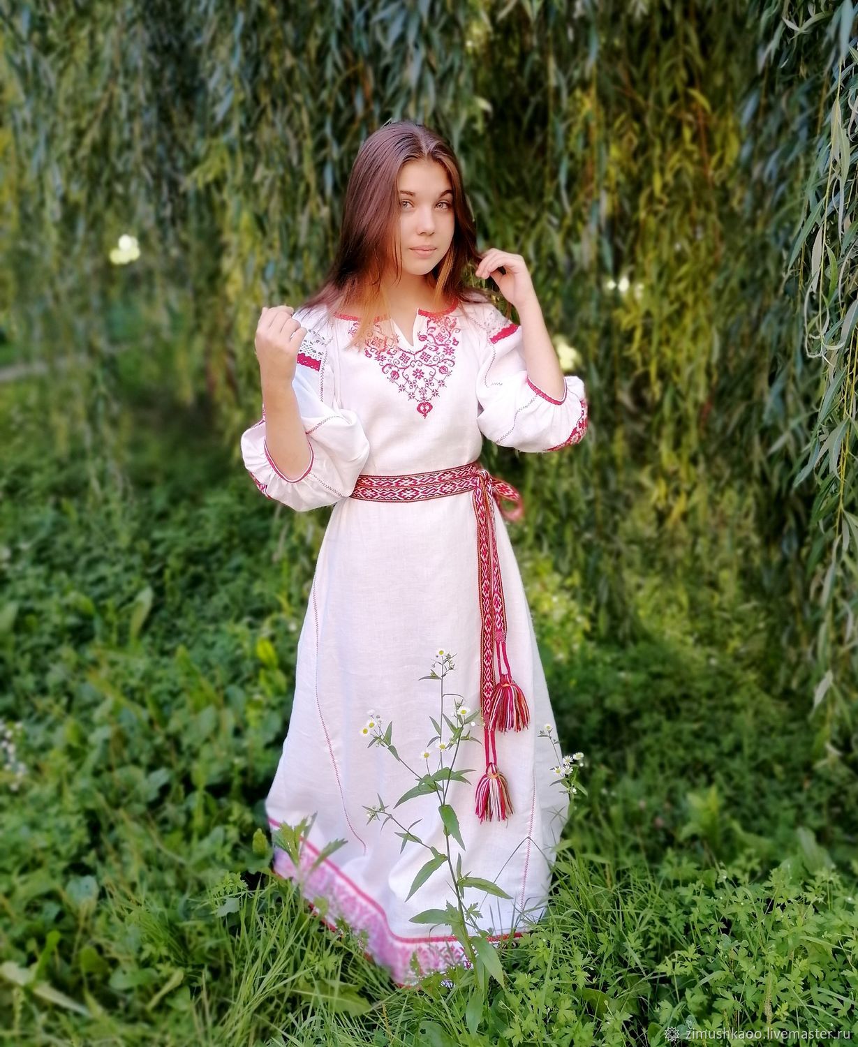 Girl Girls in Slavic costumes in Nizhny Novgorod